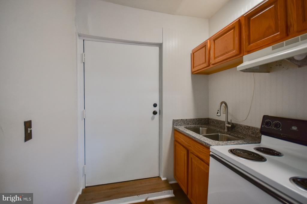 114 W MARTIN STREET Unit: APT 2