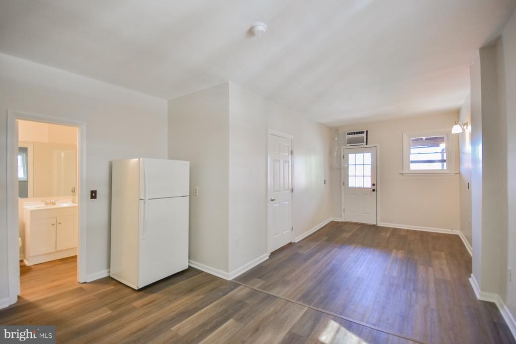 114 W MARTIN STREET Unit: APT 2
