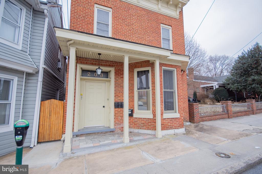 203 W JOHN STREET Unit: 1