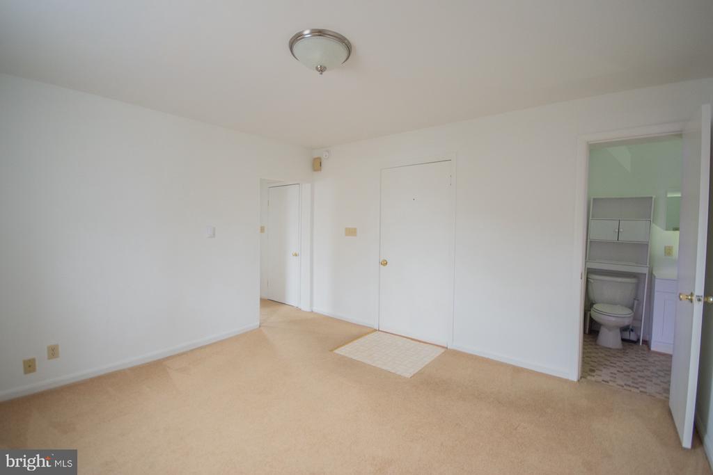 203 W JOHN STREET Unit: 1