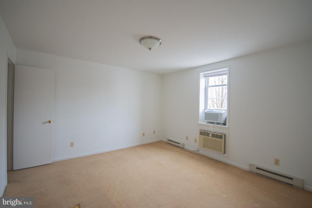 203 W JOHN STREET Unit: 1