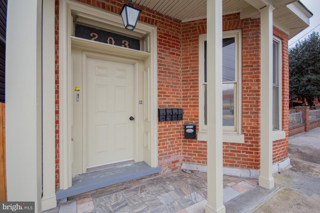203 W JOHN STREET Unit: 1