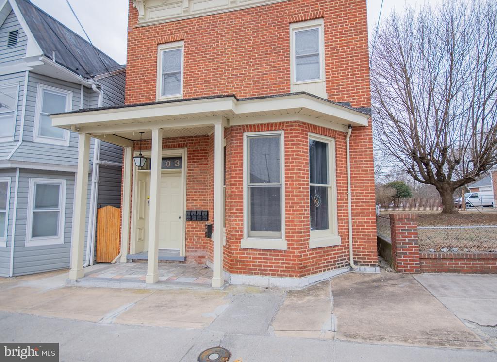 203 W JOHN STREET Unit: 1