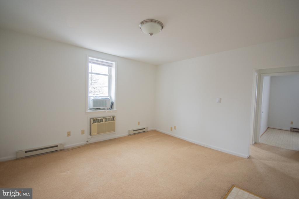 203 W JOHN STREET Unit: 1