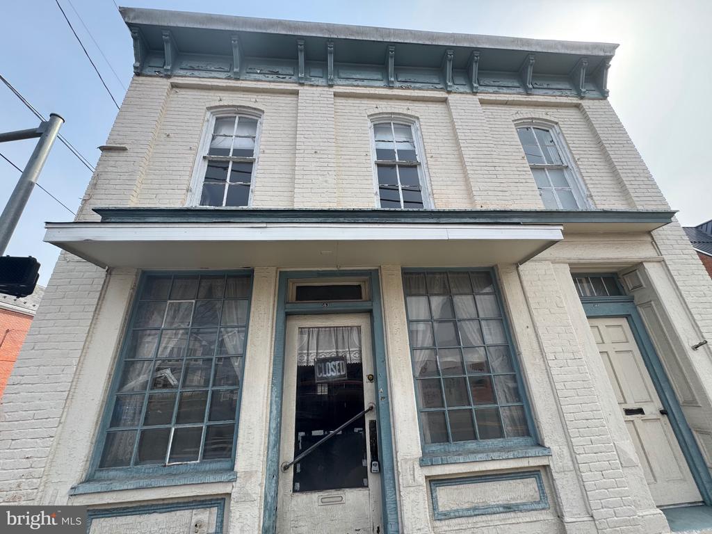 563 N QUEEN STREET