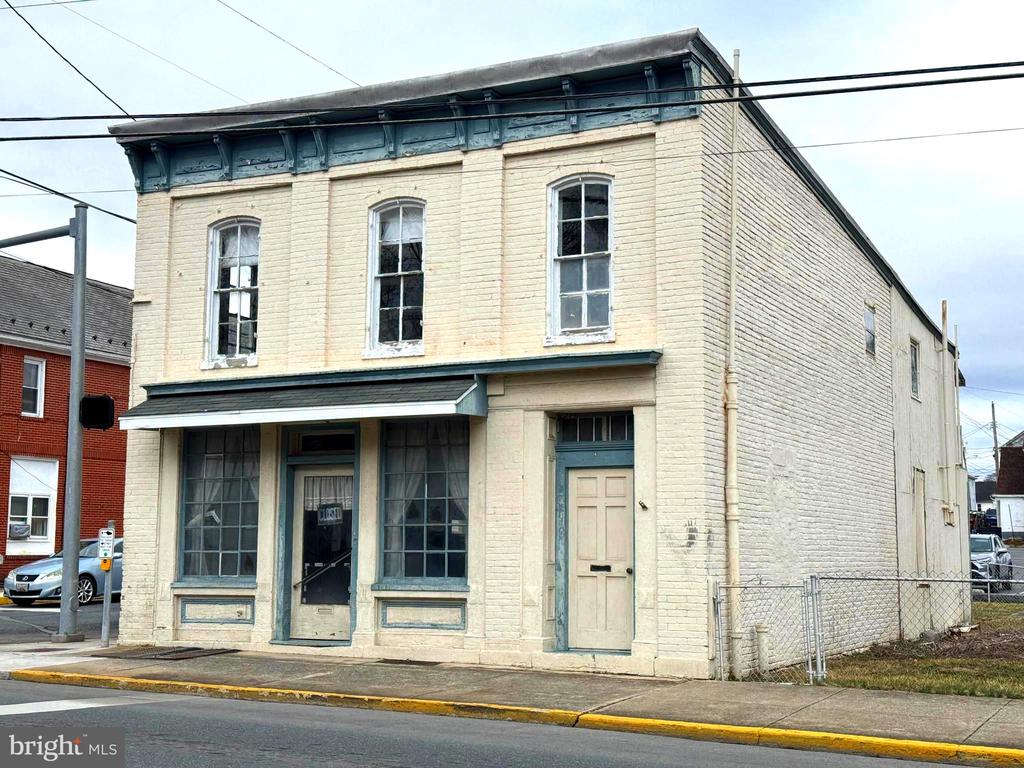 563 N QUEEN STREET