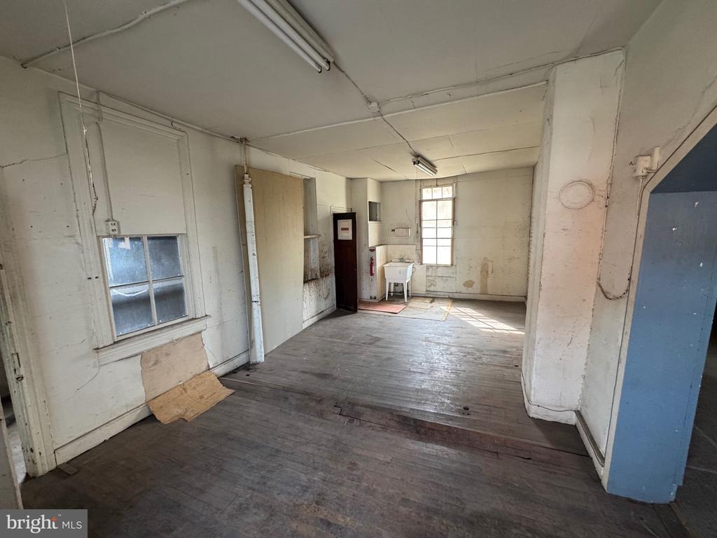 563 N QUEEN STREET
