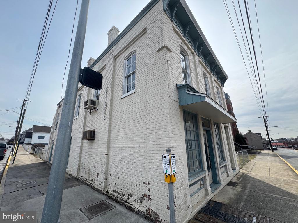 563 N QUEEN STREET