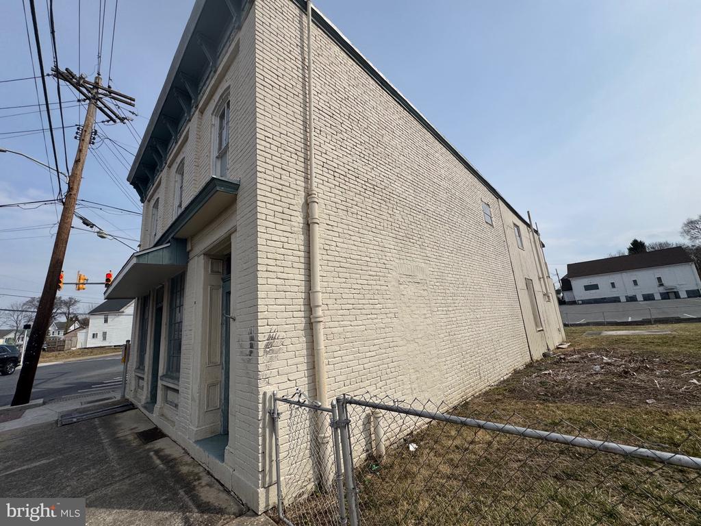 563 N QUEEN STREET