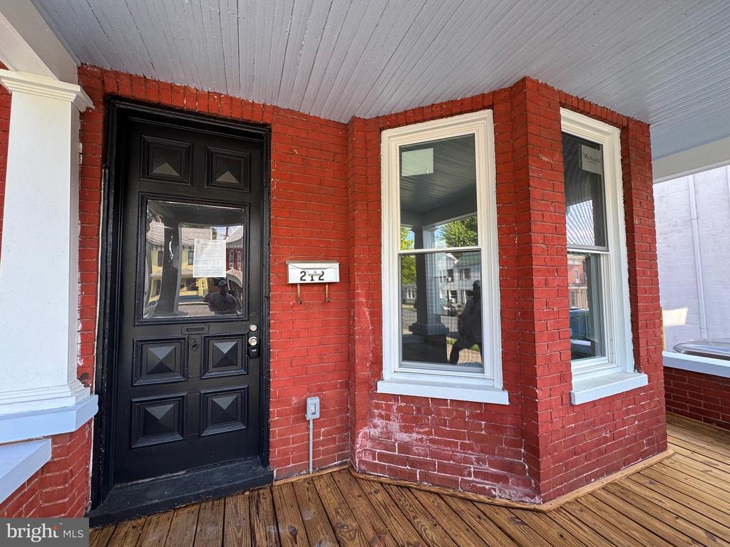 212 W JOHN STREET