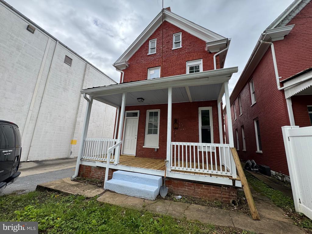 212 W JOHN STREET