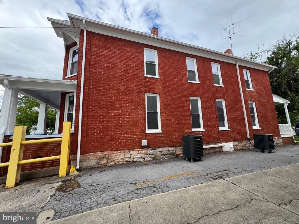212 W JOHN STREET