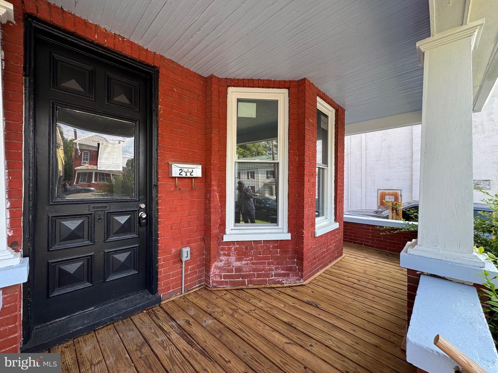 212 W JOHN STREET
