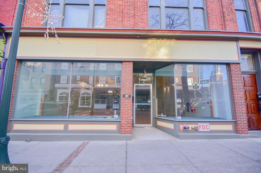 205 QUEEN STREET N