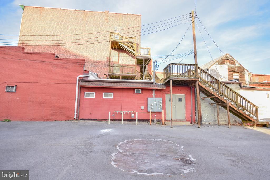 205 QUEEN STREET N