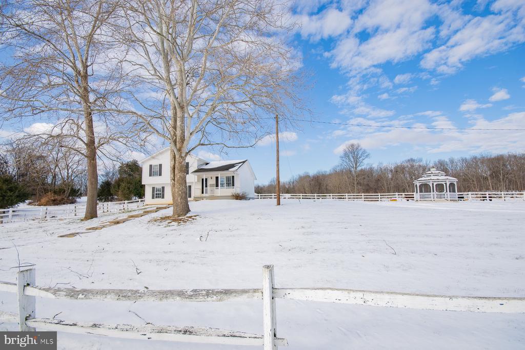 989 CEDAR LANE