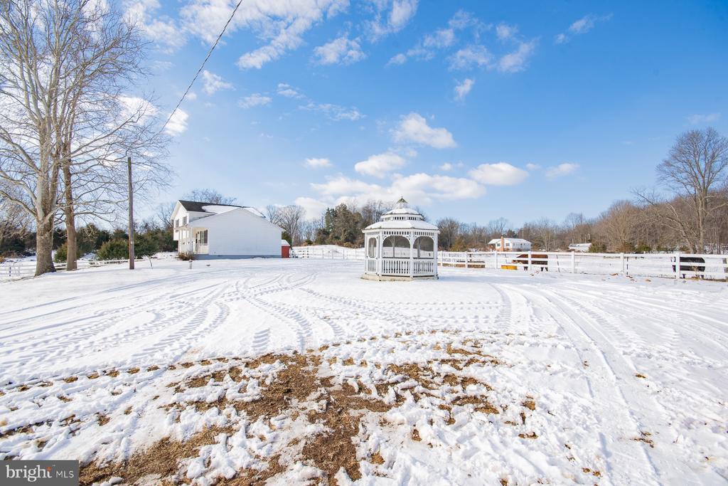 989 CEDAR LANE