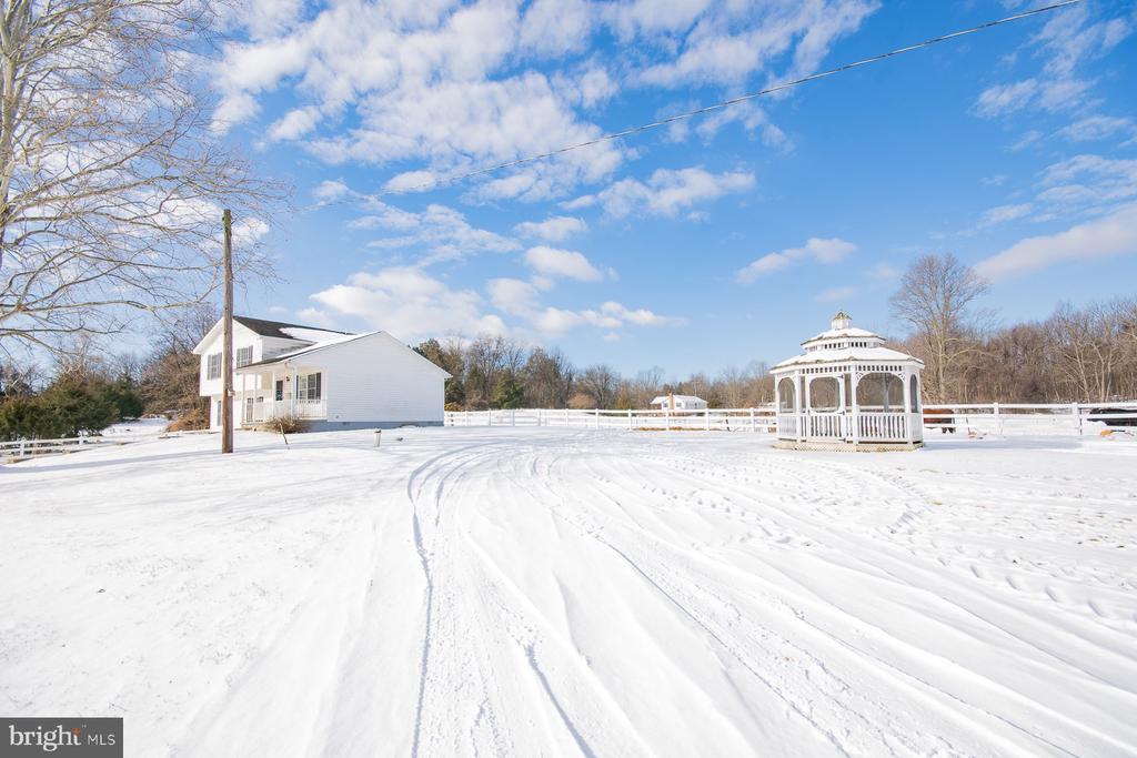 989 CEDAR LANE