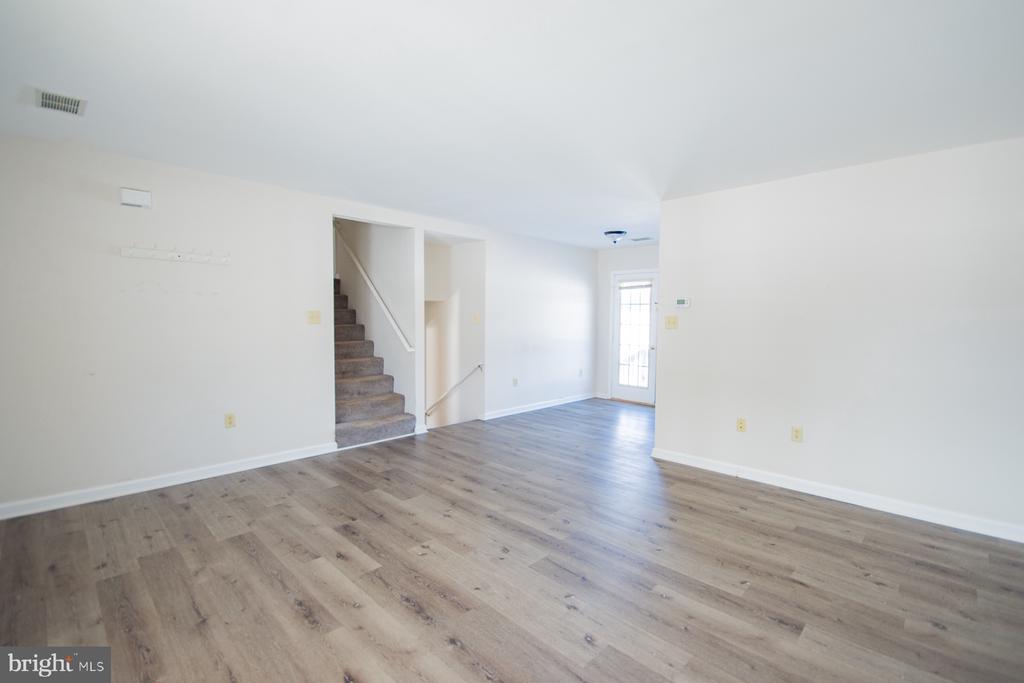 989 CEDAR LANE