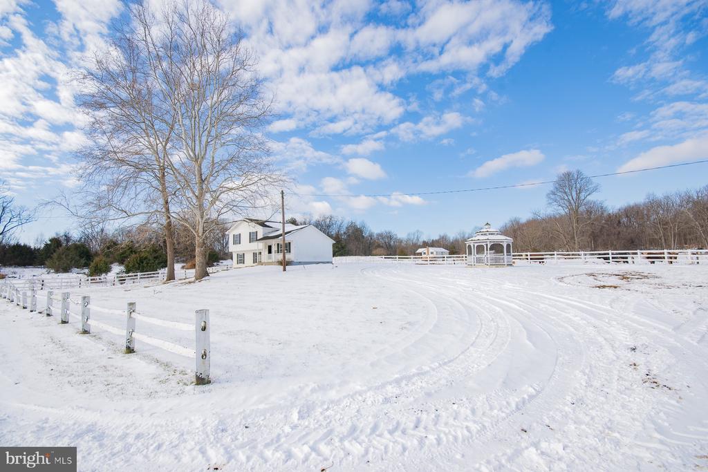 989 CEDAR LANE