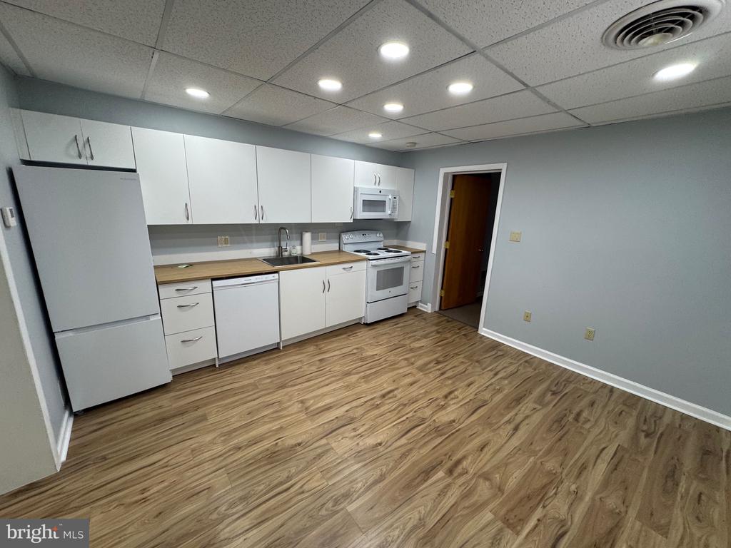 203 W JOHN ST, APT 4