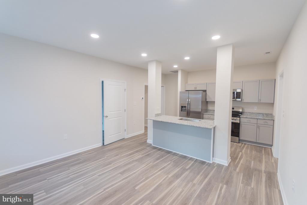 215 W KING STREET Unit: APT B