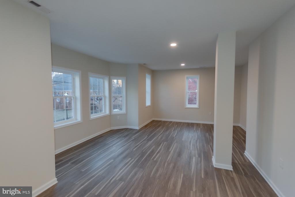 215 W KING STREET Unit: APT B