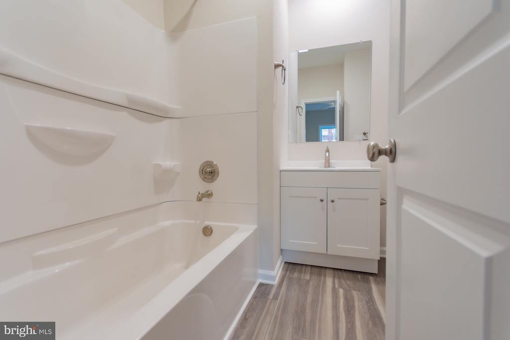 215 W KING STREET Unit: APT B