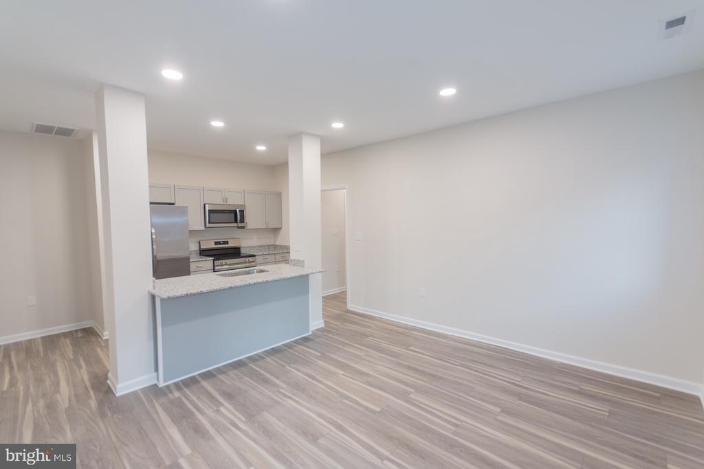 215 W KING STREET Unit: APT B