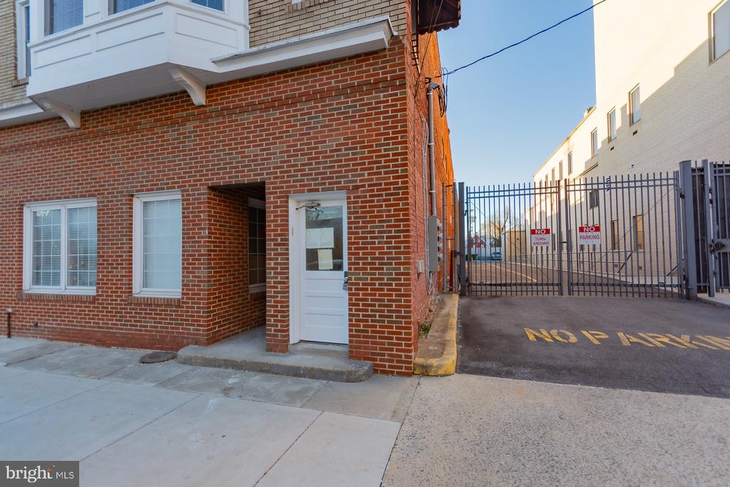 215 W KING STREET Unit: APT B