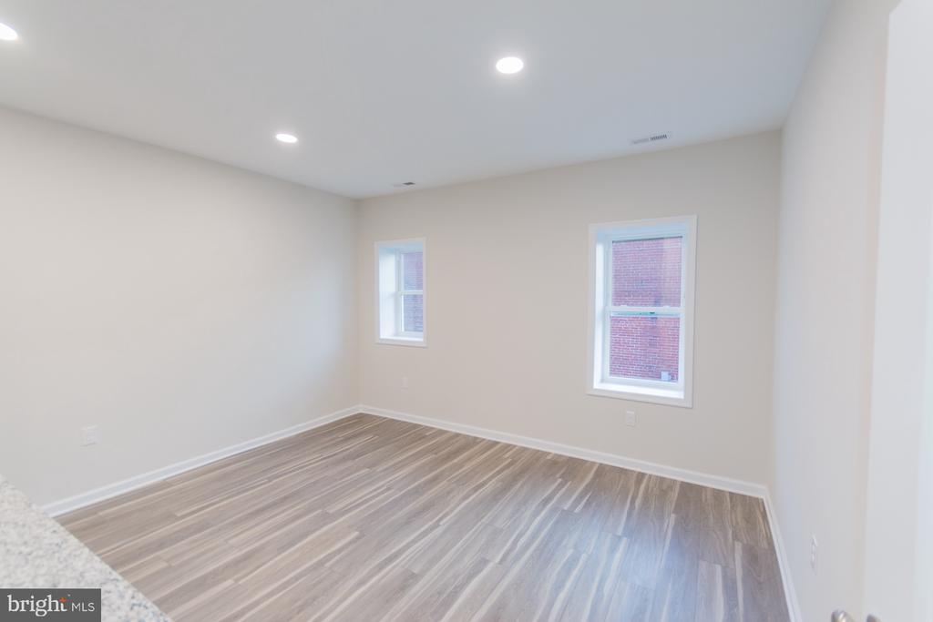 215 W KING STREET Unit: APT B