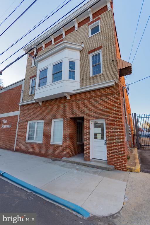 215 W KING STREET Unit: APT C
