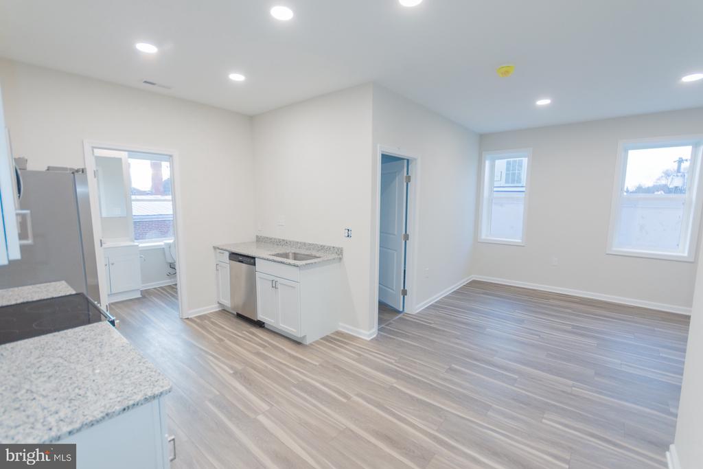215 W KING STREET Unit: APT C