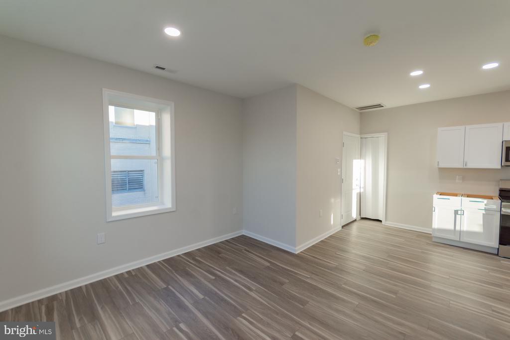 215 W KING STREET Unit: APT C