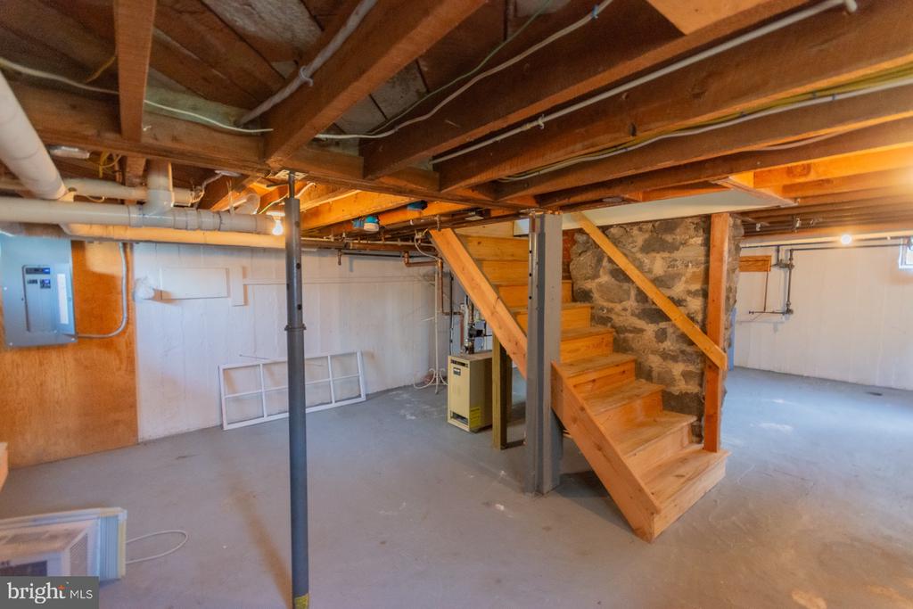 1104 W RACE STREET