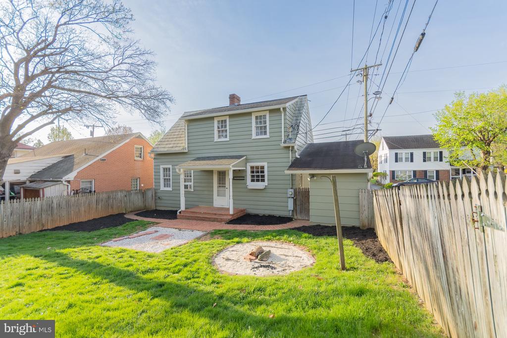 1104 W RACE STREET