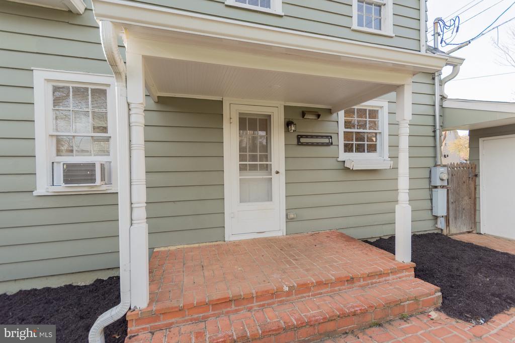 1104 W RACE STREET
