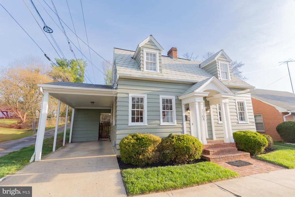 1104 W RACE STREET