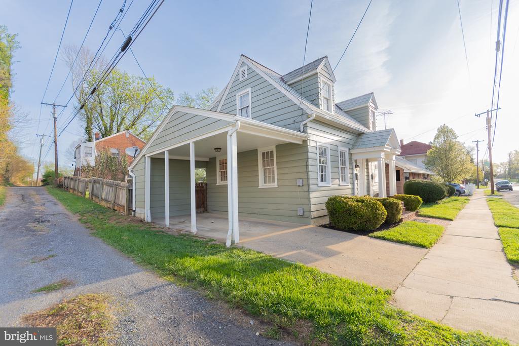1104 W RACE STREET