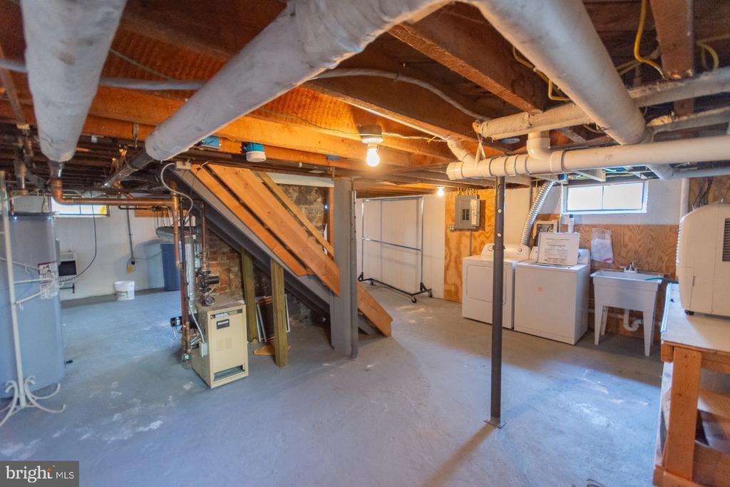 1104 W RACE STREET