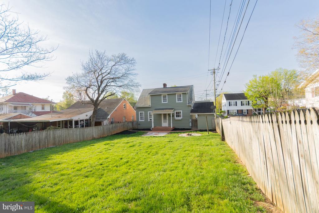 1104 W RACE STREET