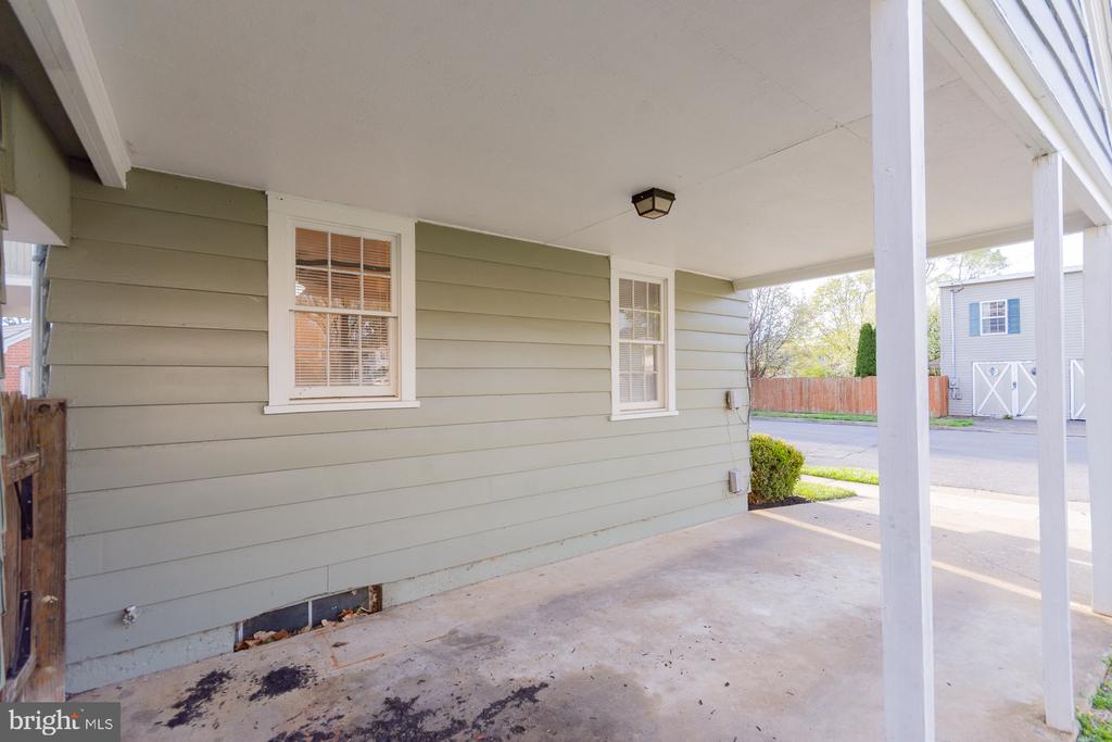 1104 W RACE STREET