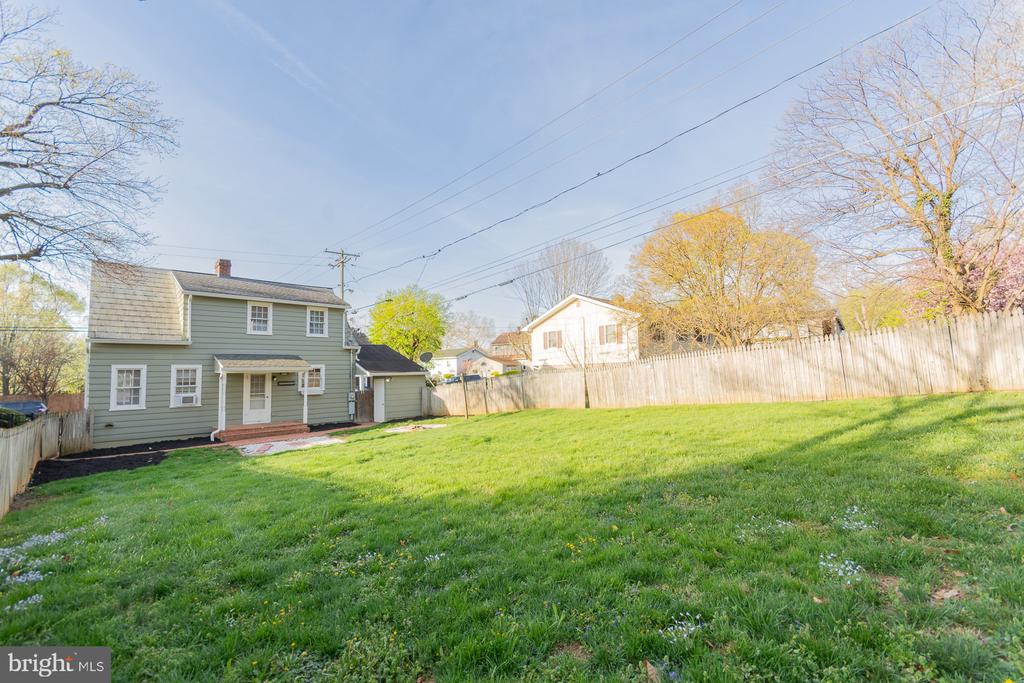 1104 W RACE STREET