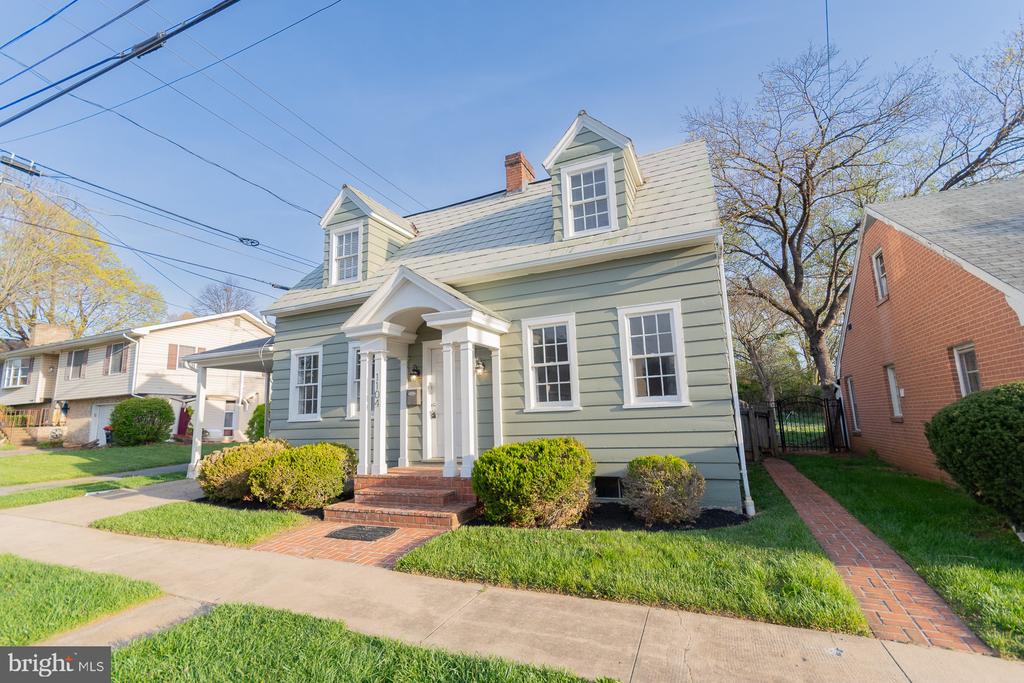 1104 W RACE STREET