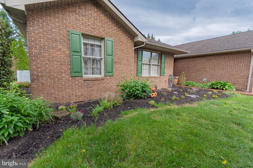 406 AZALEA LANE