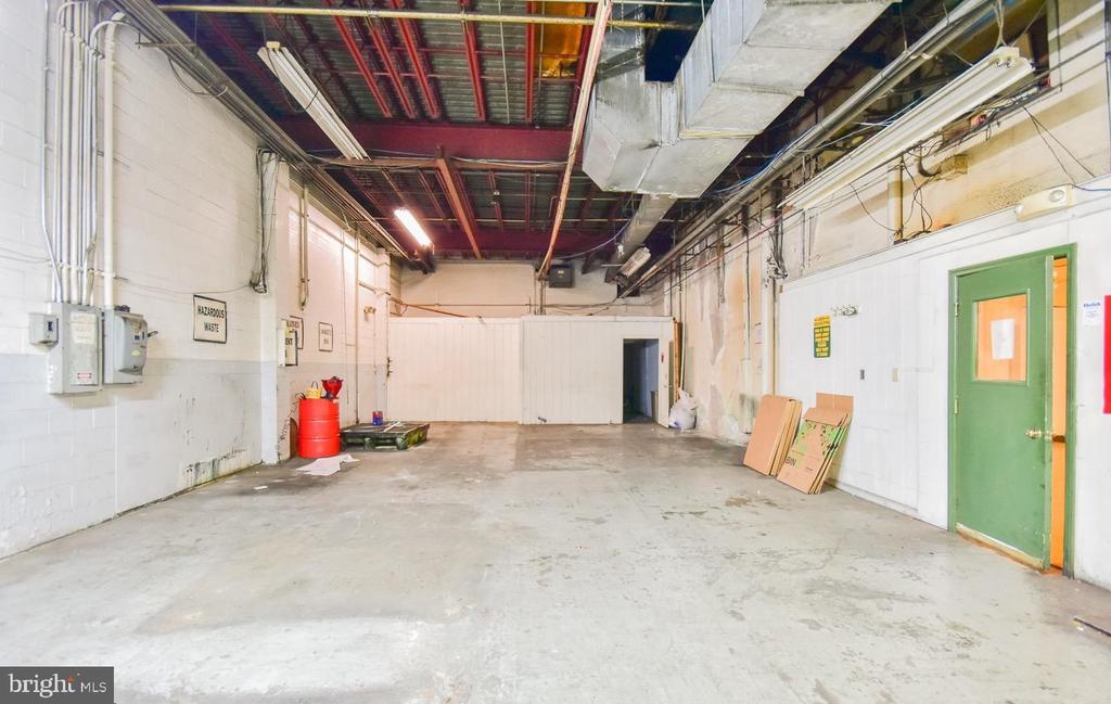 215 S COLLEGE STREET Unit: WAREHOUSE #1