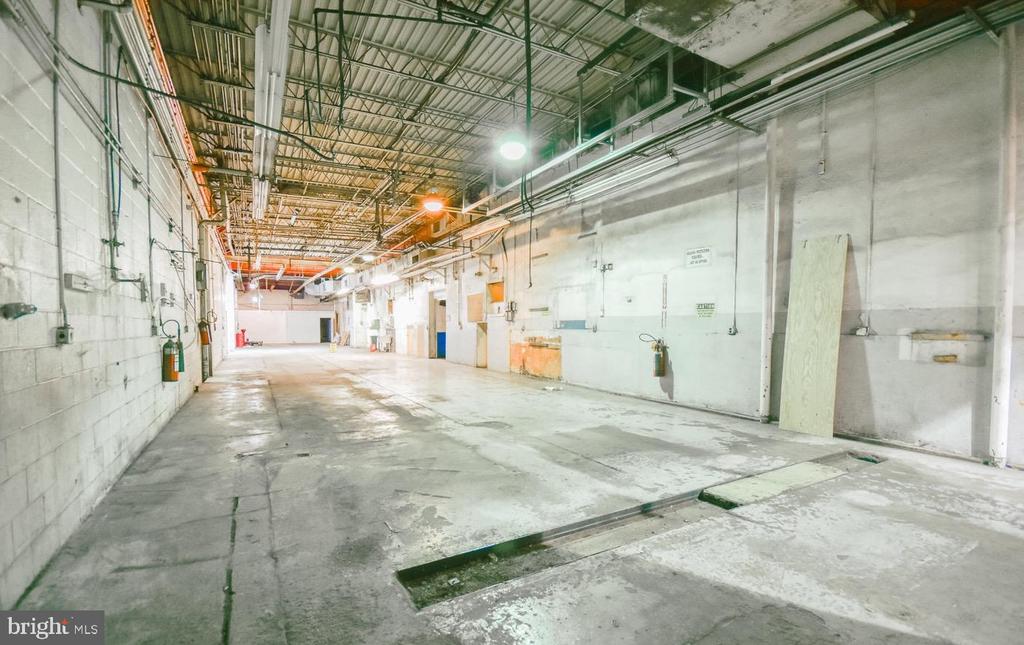 215 S COLLEGE STREET Unit: WAREHOUSE #1