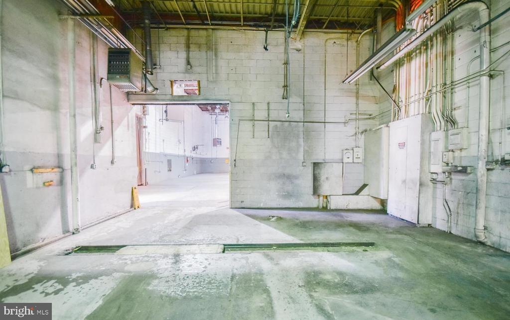 215 S COLLEGE STREET Unit: WAREHOUSE #1