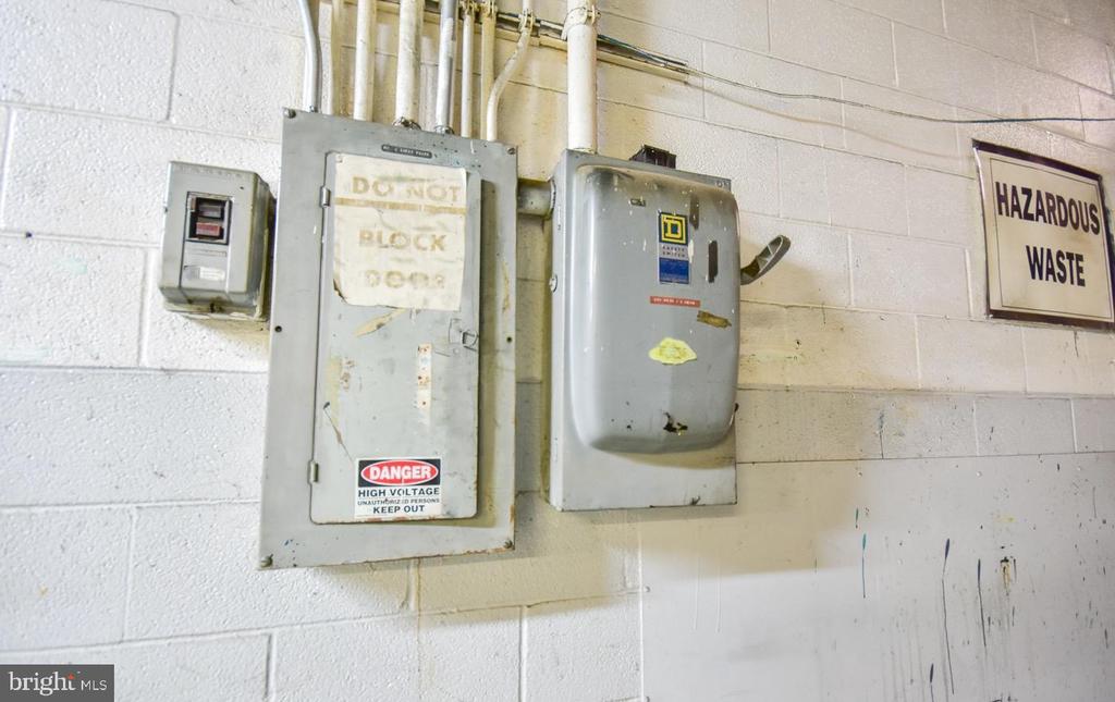 215 S COLLEGE STREET Unit: WAREHOUSE #1