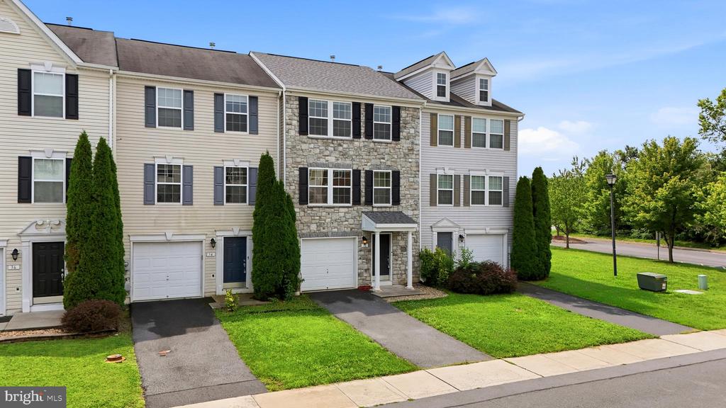 32 LOMBARD LANE